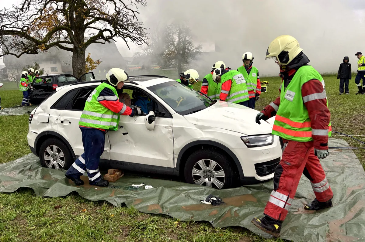 Die Übungsszenarien für die Jugendfeuerwehren des Bezirks Pfäffikon sind identisch zu jenen der Erwachsenen. Die Jugendfeuerwehren des Bezirks Pfäffikon bei einer grossen Übung.